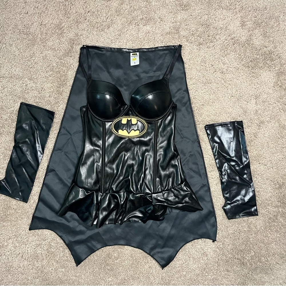 Batwoman costume from Hot Topic. NWOT. 🎃👻